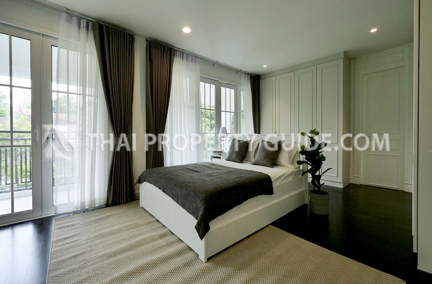 House with Shared Pool in Sukhumvit : Panya Village On-Nut 