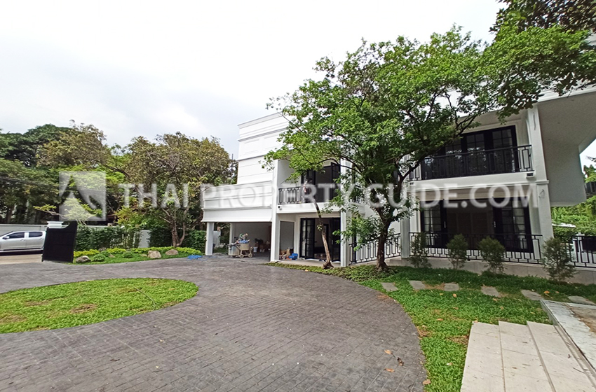 House with Shared Pool in Sukhumvit : Panya Village On-Nut 