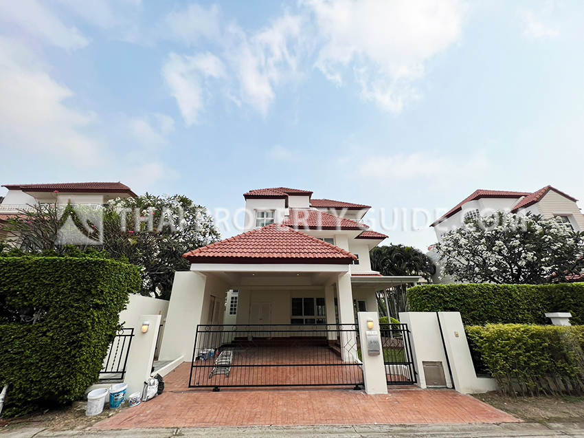 House with Shared Pool for rent in Sukhumvit