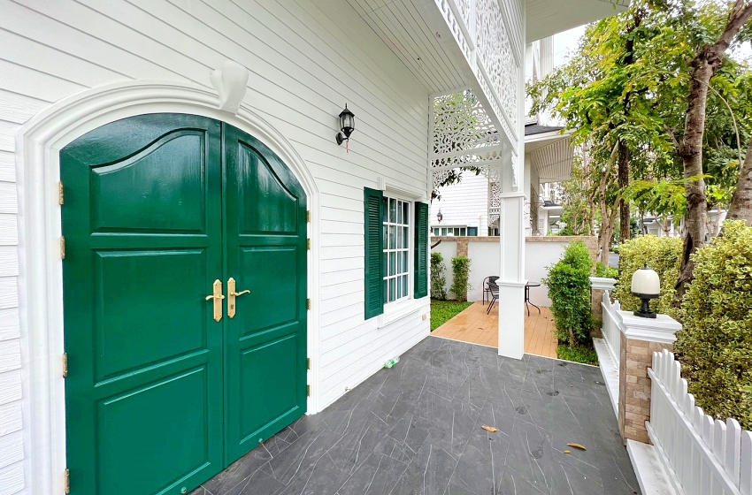 House with Shared Pool in Sukhumvit 