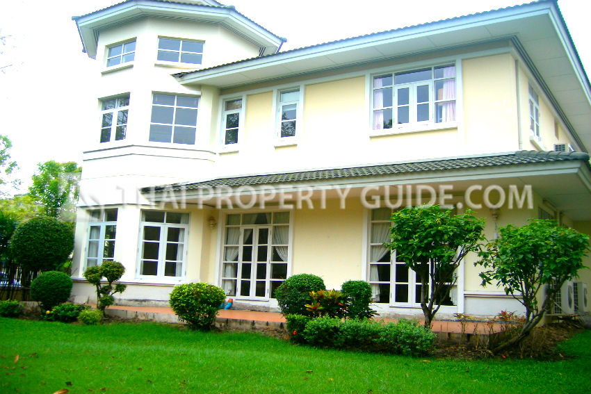 House with Shared Pool in Sukhumvit