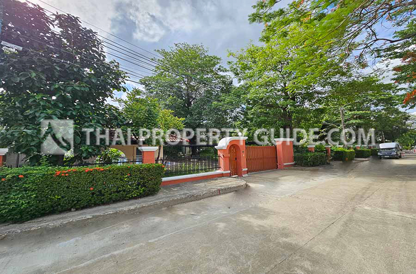 House with Shared Pool in Sukhumvit : Panya Village On-Nut 