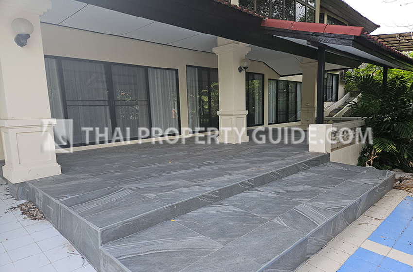 House with Shared Pool in Sukhumvit : Panya Village On-Nut 