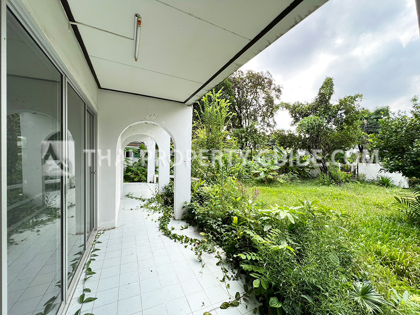 House with Shared Pool in Sukhumvit : Panya Village On-Nut 