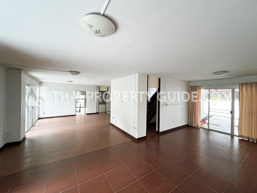 House with Shared Pool in Sukhumvit : Panya Village On-Nut 