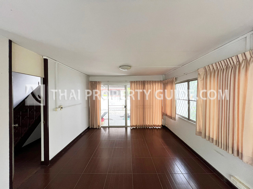 House with Shared Pool in Sukhumvit : Panya Village On-Nut 