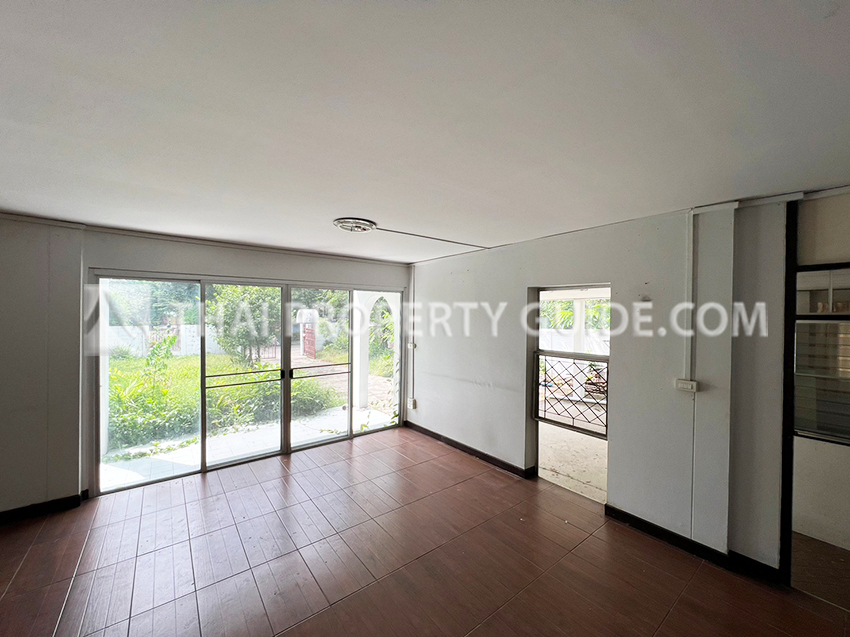 House with Shared Pool in Sukhumvit : Panya Village On-Nut 