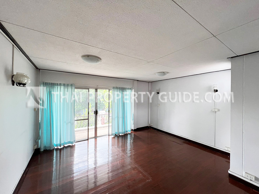 House with Shared Pool in Sukhumvit : Panya Village On-Nut 
