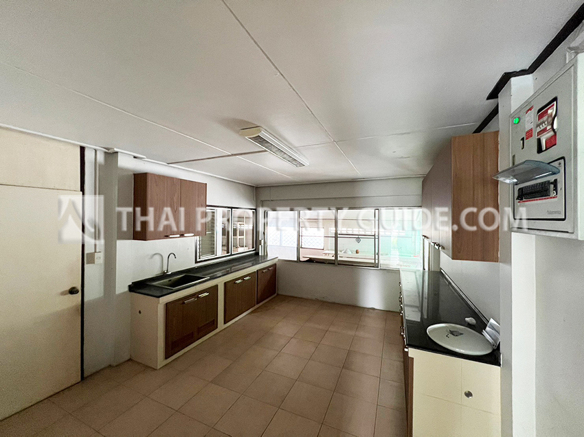 House with Shared Pool in Sukhumvit : Panya Village On-Nut 