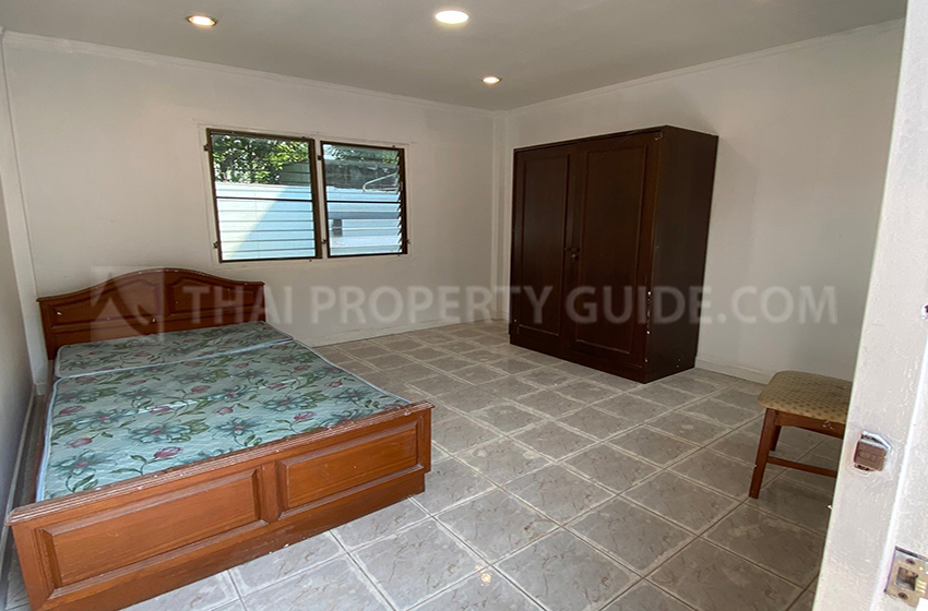 House with Shared Pool in Sukhumvit : Panya Village On-Nut 