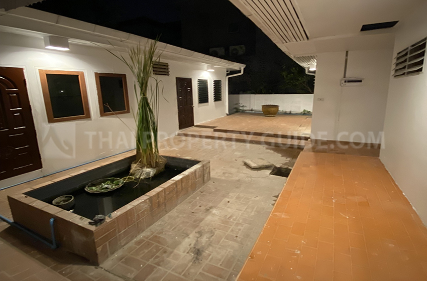 House with Shared Pool in Sukhumvit : Panya Village On-Nut 