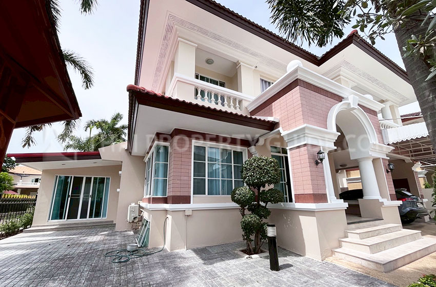 House with Shared Pool in Sukhumvit