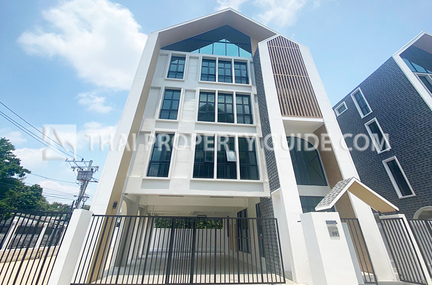 Office For Rent in Ramkhamhaeng