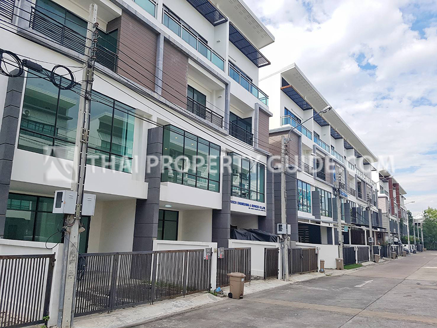 Townhouse in Bangnatrad