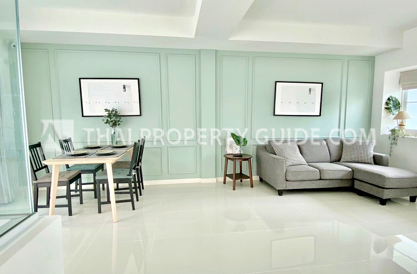 Townhouse for rent in Bangnatrad