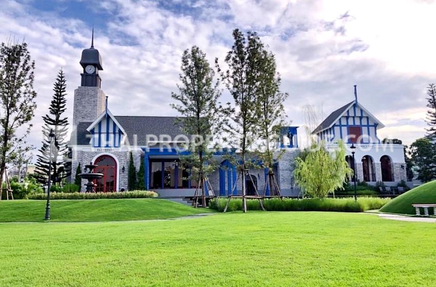 Townhouse in Bangnatrad 