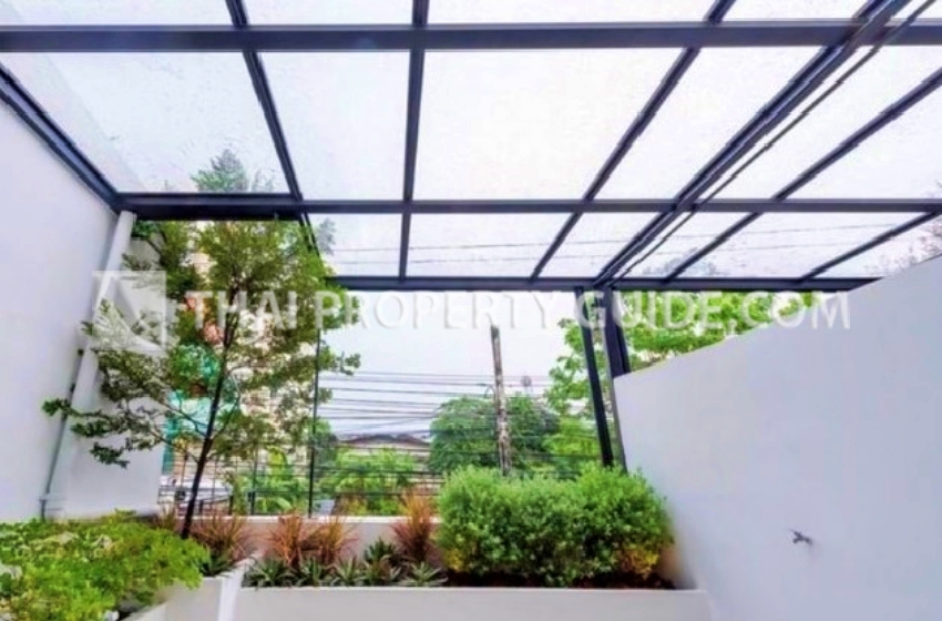 Townhouse in Bangnatrad 