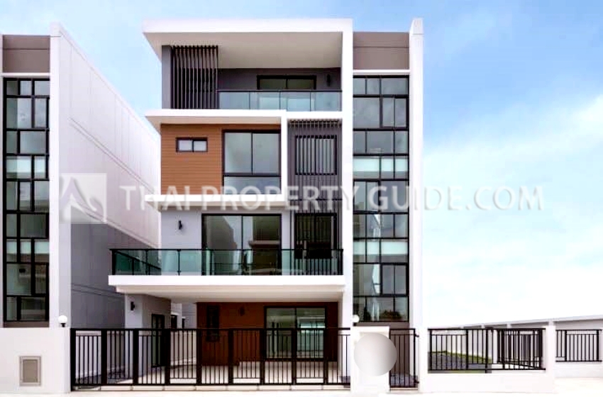 Townhouse for rent in Bangnatrad
