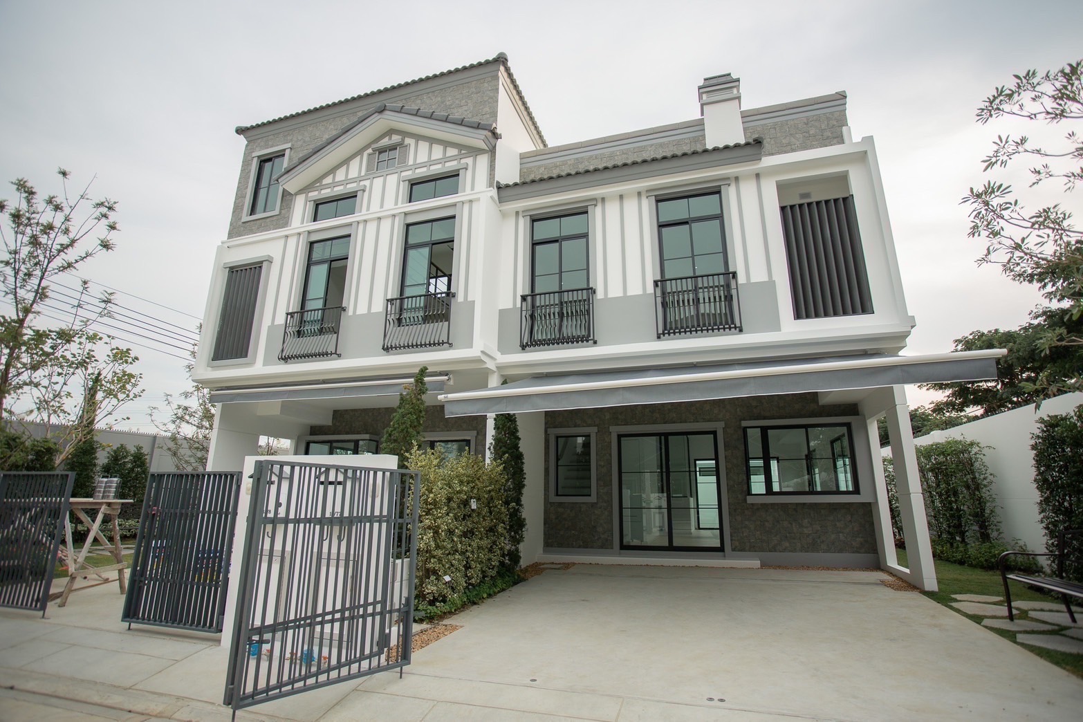 Townhouse for rent in Bangnatrad