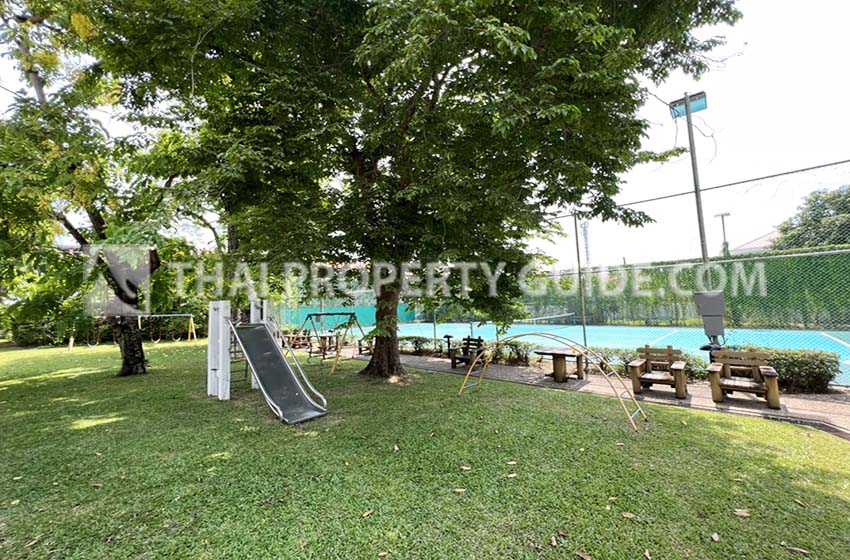Townhouse in Chaengwattana (near Nichada Thani) 