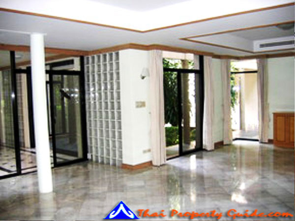 Townhouse in Phaholyothin 
