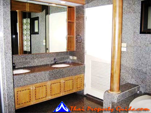 Townhouse in Phaholyothin 