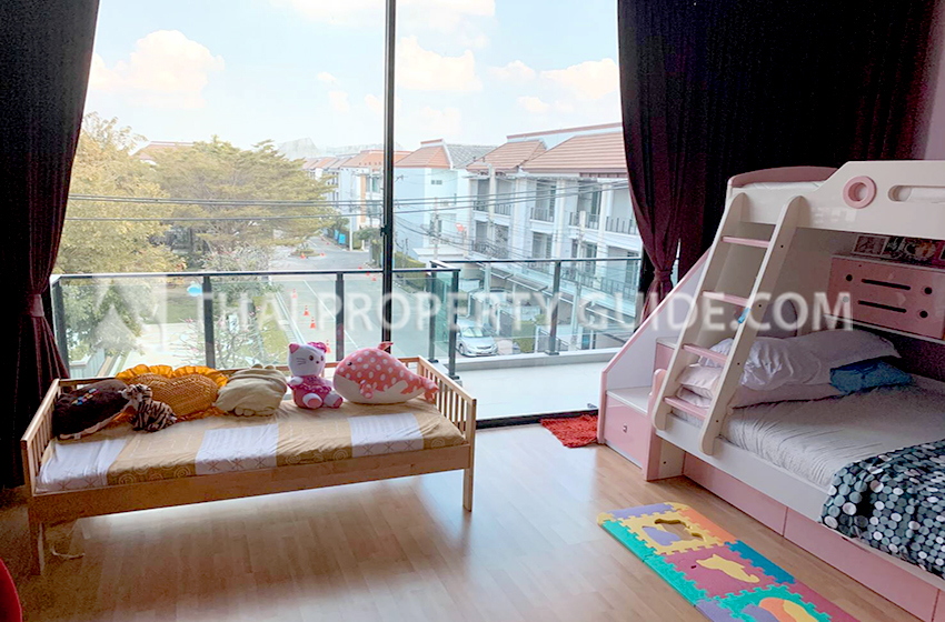 Townhouse in Phaholyothin 