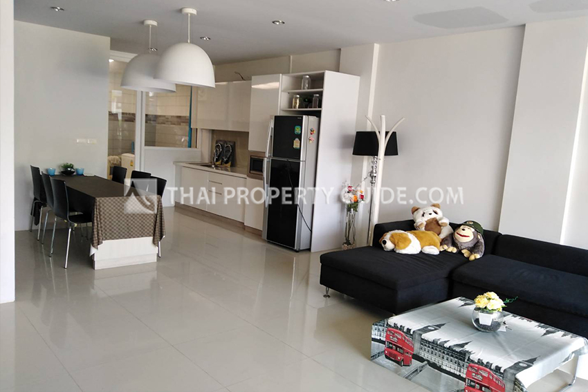 Townhouse in Srinakarin 