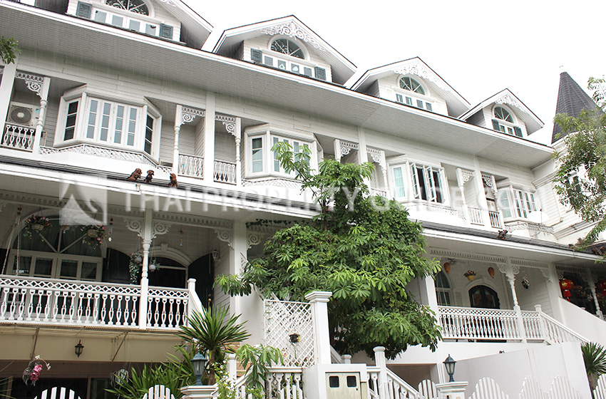 Townhouse in Sukhumvit