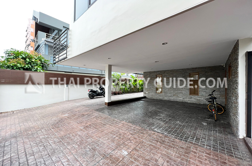 Townhouse in Sukhumvit : Panya Village On-Nut 