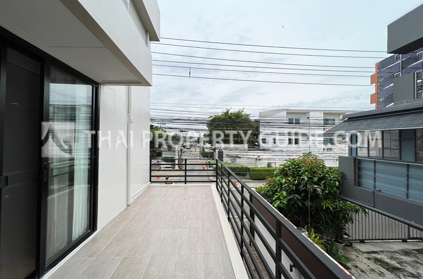 Townhouse in Sukhumvit : Panya Village On-Nut 