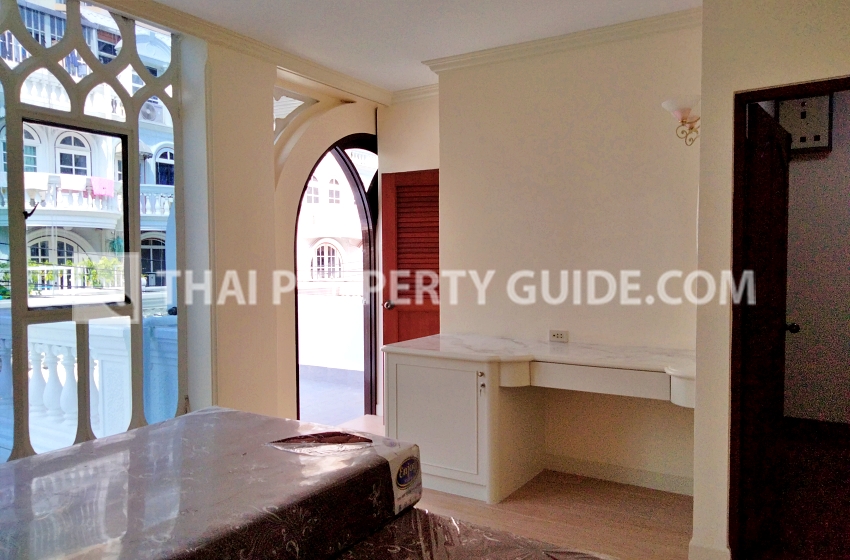 Townhouse in Sukhumvit 